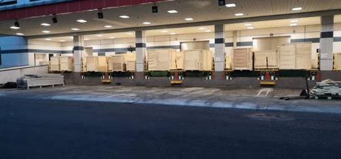 重庆荣昌进厂房设备搬迁服务 折臂吊车、直吊、叉车与平板拖车解决方案